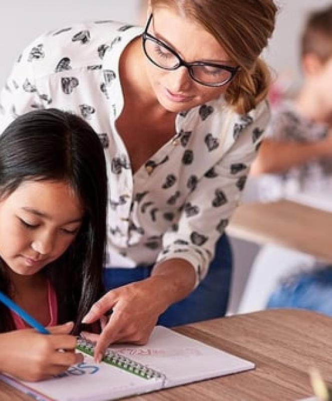 UOjvHxSSitD2YIgB0TgA teacher helping girl homework